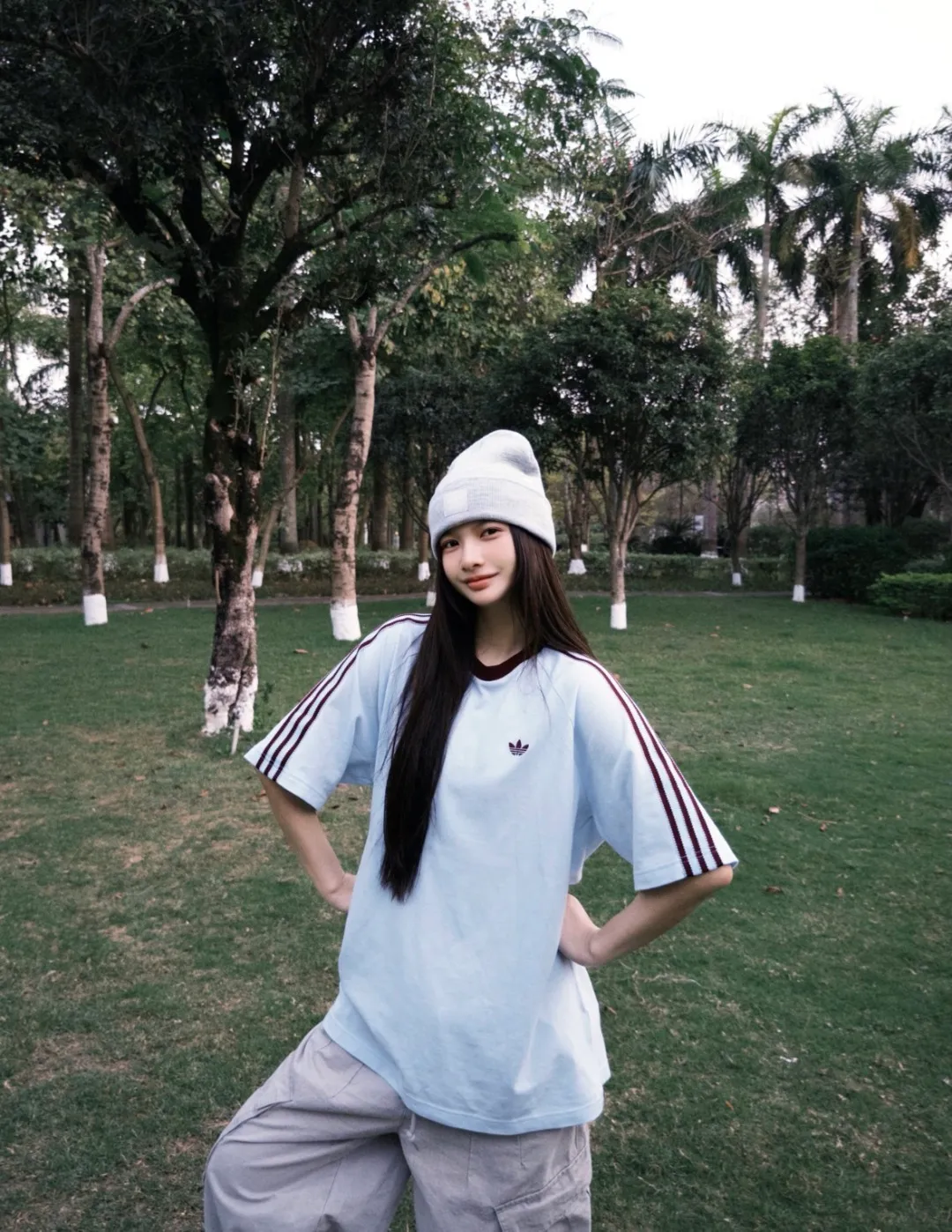 No watermark upper body rendering 𝟬𝟱𝟬𝟰𝟯# Exclusive real shot/difference between various stolen pictures and online version on the market [𝗔𝗗𝗜𝗗𝗔𝗦 Adidas Clover Classic Raglan Round Neck Couple Style Short Sleeve]👭Who knows! I was very impressed by these two pieces from Adidas ✨Classic raglan sleeves + three stripes on the side, directly welding the 𝟵𝟬𝘀American Retro on the body. ✅Full set of 1:1 customized accessories ➕Customized three-label ➕𝗬𝘂𝗮𝗻 version hang tag ➕𝗹𝗼𝗴𝗼 packaging bag 🔥 ➕Scan the QR code of the tag to enter the official website. ✅The top Original version, ins Xiaohongshu, Kuaishou, and many bloggers wear it. ▫️[Comfortable fabric] Selected pique fabric, skin-friendly and breathable, the upper body is soft and not sweaty, and there is no burden for daily wear ▫️[Versatile is not optional] Light Blue/Khaki are available in two colors. The raglan sleeves hide the flesh and make you look slimmer. You don’t have to choose your body shape or the outfit. It looks good when worn alone. It’s a couple style with eyes closed. ▫️[Full of details] Neat routing, fine workmanship, and clover-leaf prairie texture. It can be worn for daily commuting, going out on the street, and doing sports. ✅The soft and glutinous front-shoulder version hides the flesh to make you look slimmer without picking up your figure. The small label on the chest is low-key and textured/super feeling. I really want every piece𝗮𝗹𝗹𝗶𝗻! Size: 𝗦～𝗫𝗫𝗟 Color: Light Blue Khaki